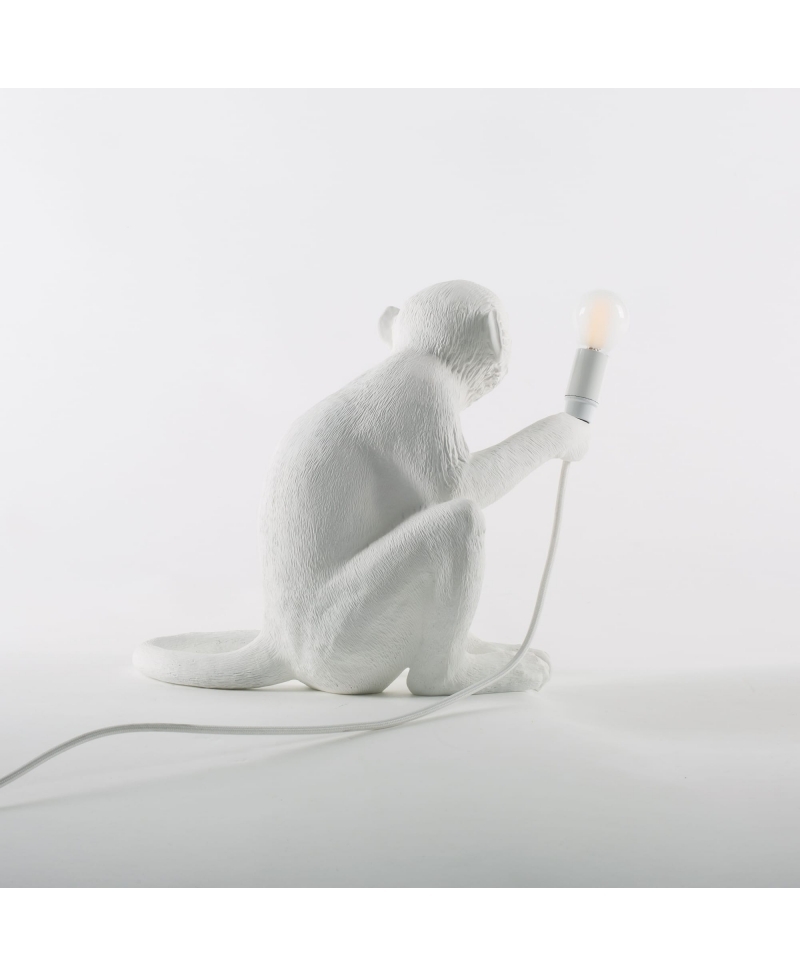 Mono Edición Negra Sentado