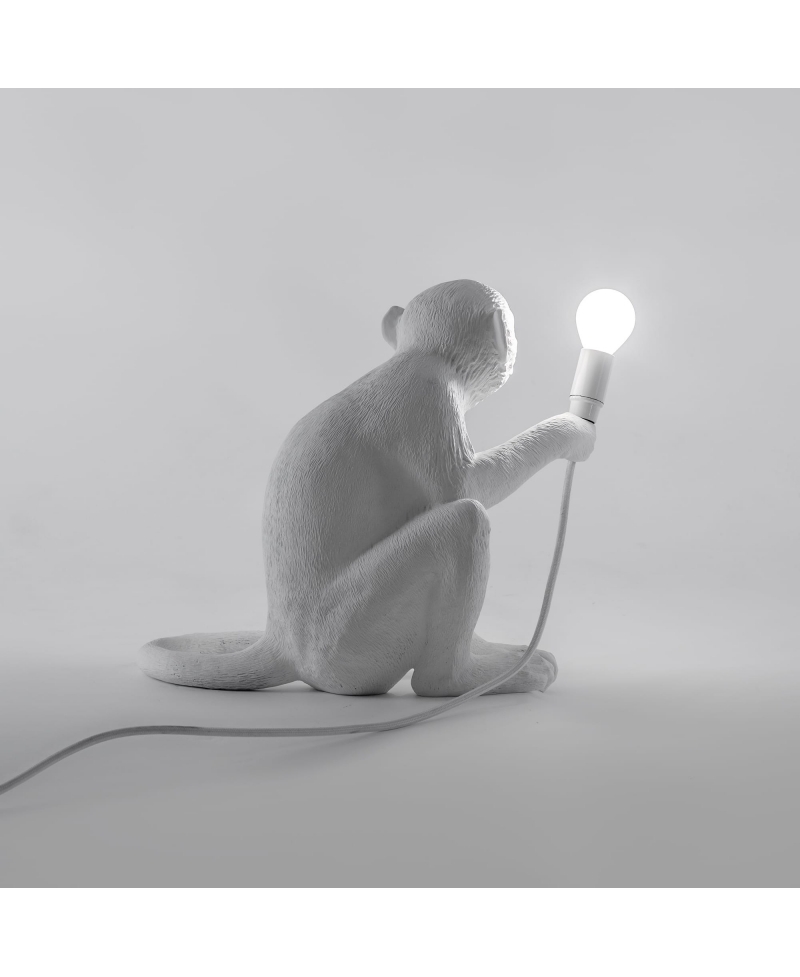 Mono Edición Negra Sentado